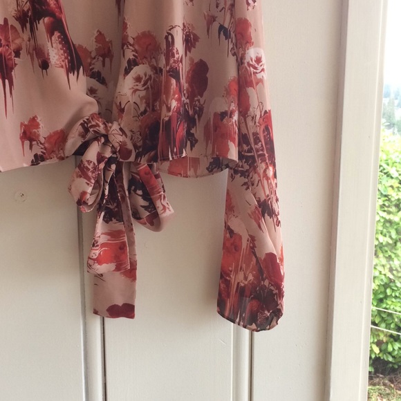 Aritzia | Talula Cropped Floral Blouse - Picture 7 of 10